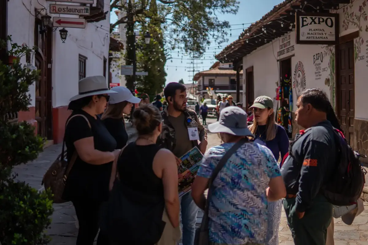 Visitantes caminando por el centro