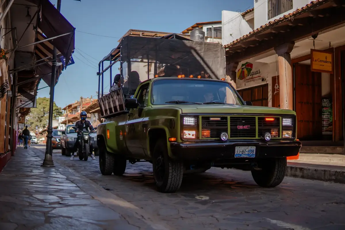 Camión en una calle empedrada