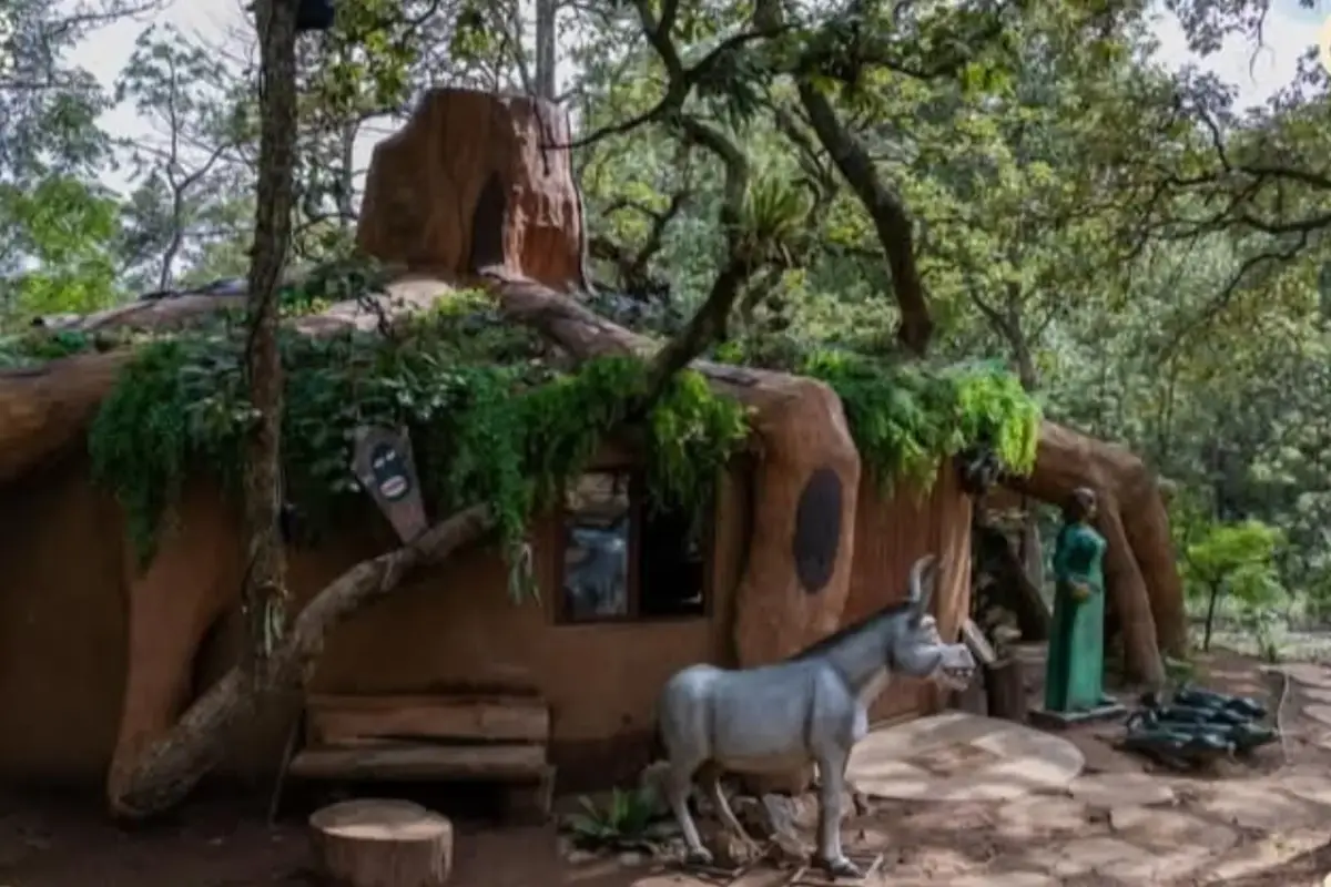 Entrada del parque con figuras de animales