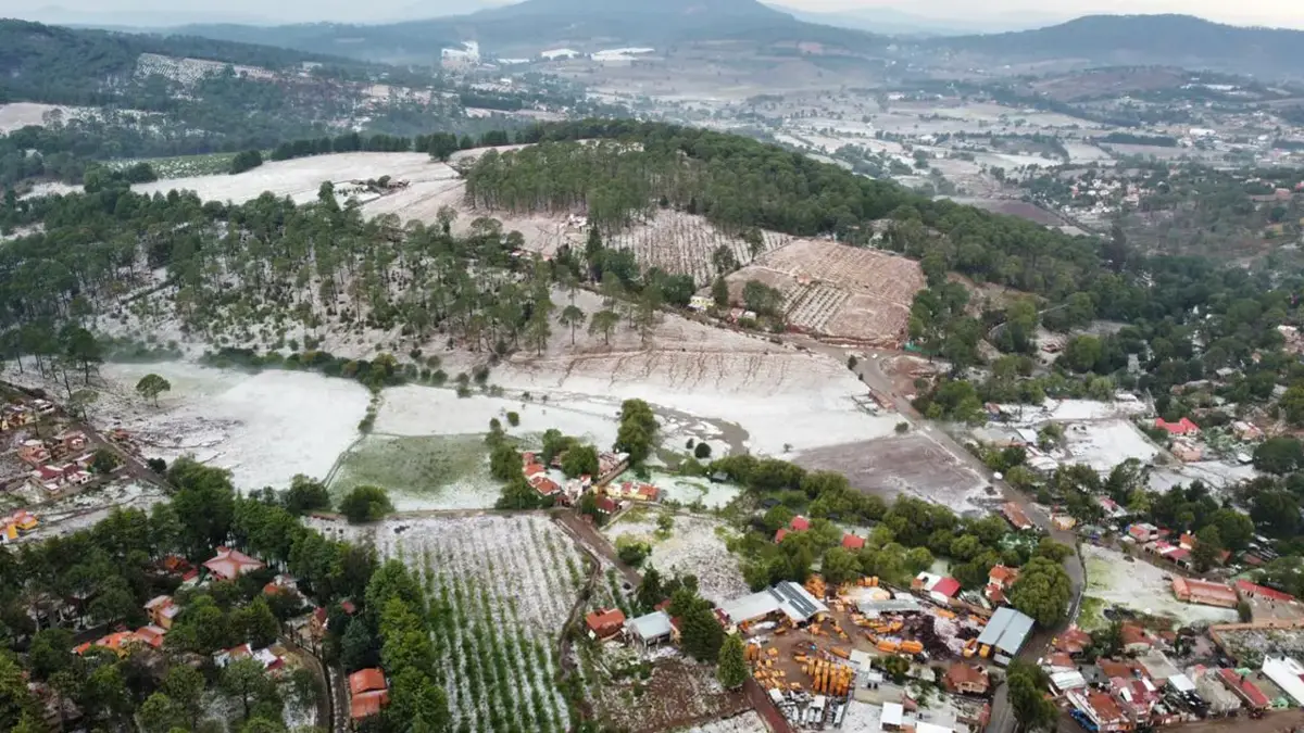 Vista aérea del pueblo y la sierra