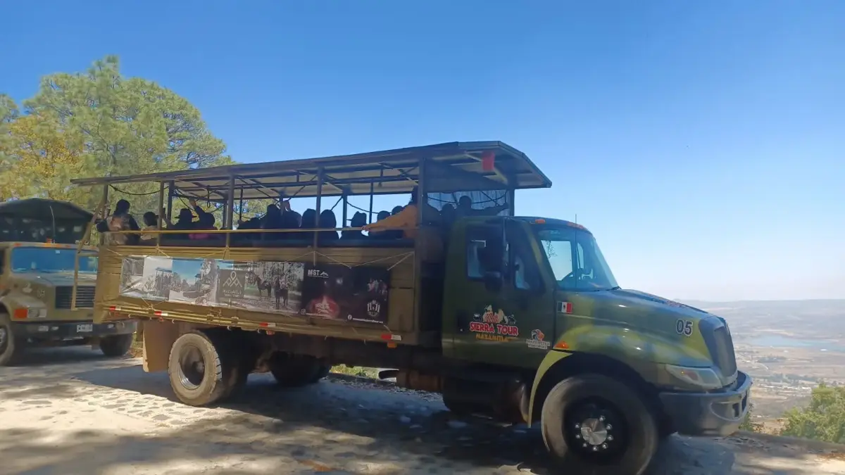 Camión safari con la sierra al fondo