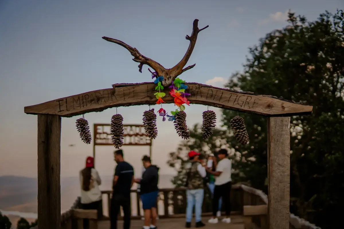 Arco de madera con astas en la entrada