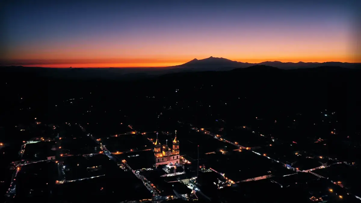 Atardecer sobre las luces del pueblo