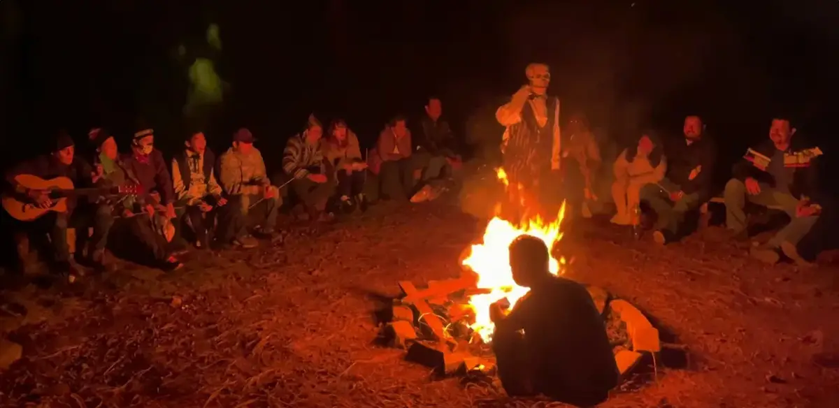 Grupo sentado alrededor de la fogata