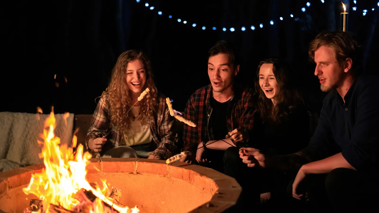 Fogata con amigos de noche