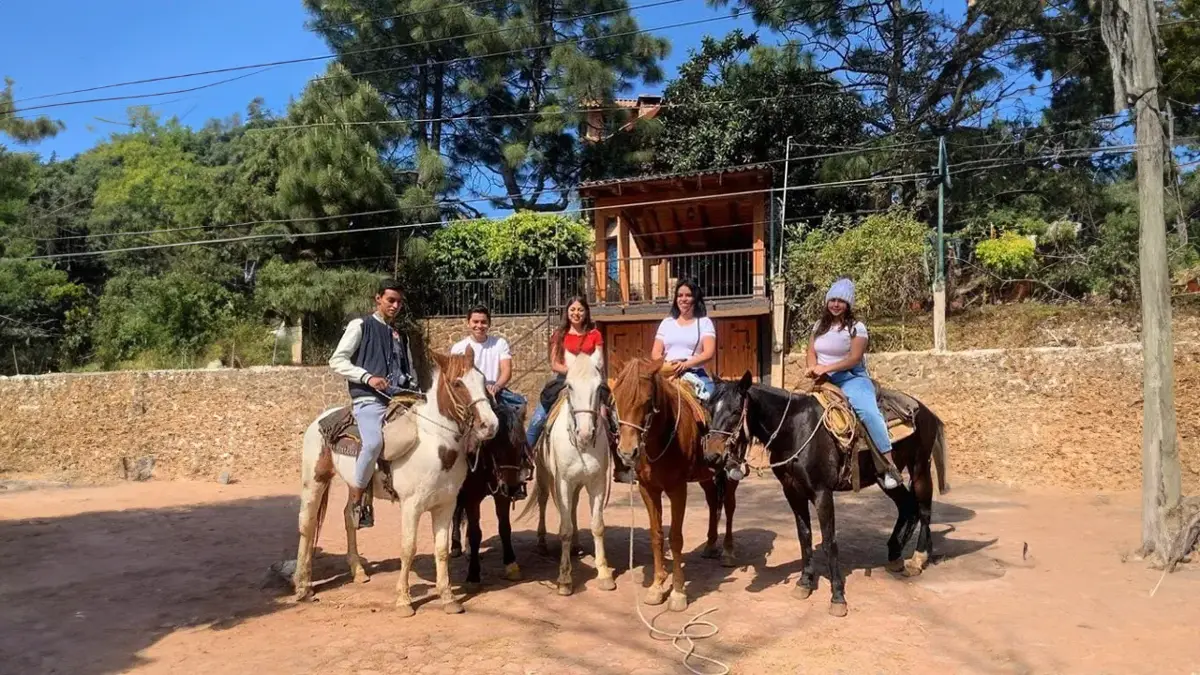 Grupo a caballo con su guía